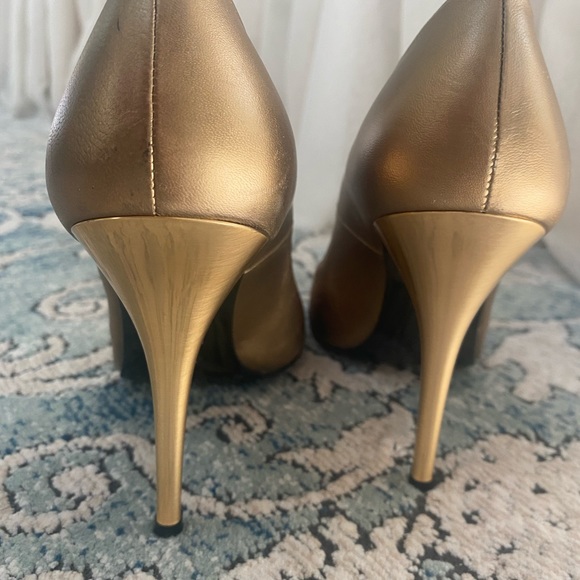 Gorgeous gold Stuart Weitzman pointy toes pumps. ABSOLUTELY stunning and elegant - Picture 5 of 8